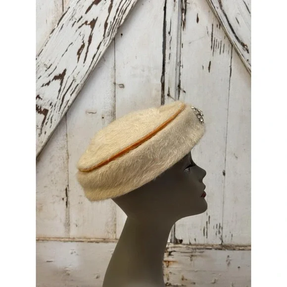 Vintage Lee Bury of Dallas Wool Felt Hat Cream with Rhinestone Brooch Ribbon - Picture 4 of 6